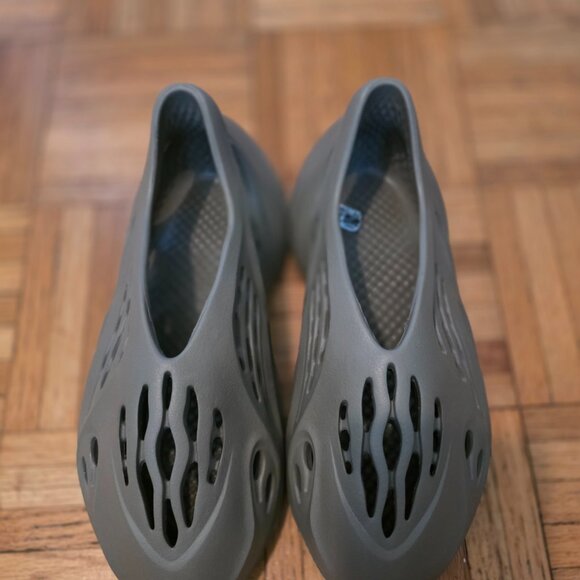 Adidas Yeezy - Picture 2 of 2